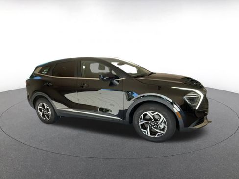 Used 2025 Kia Sportage LX image 2