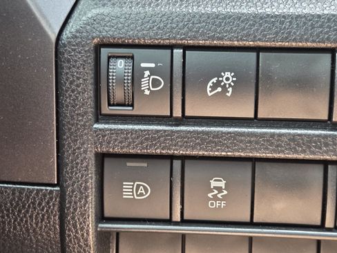 Certified 2025 Toyota Tacoma SR5 AWD/4WD image 22