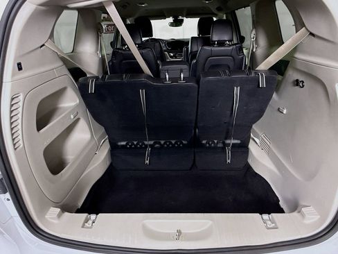 Used 2024 Chrysler Pacifica Touring-L FWD image 27
