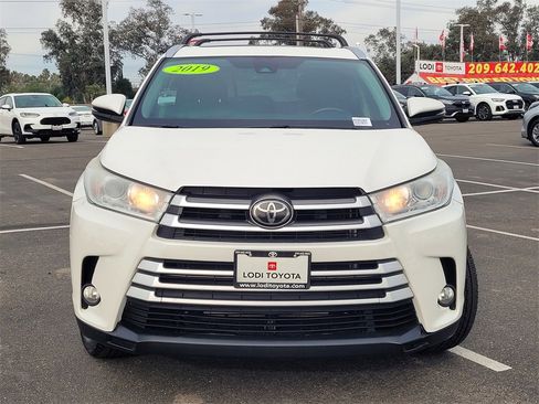 Used 2019 Toyota Highlander XLE image 2
