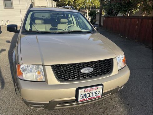Used 2005 Ford Freestyle SE image 2