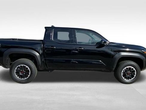 Used 2025 Toyota Tacoma TRD Off-Road AWD/4WD image 9