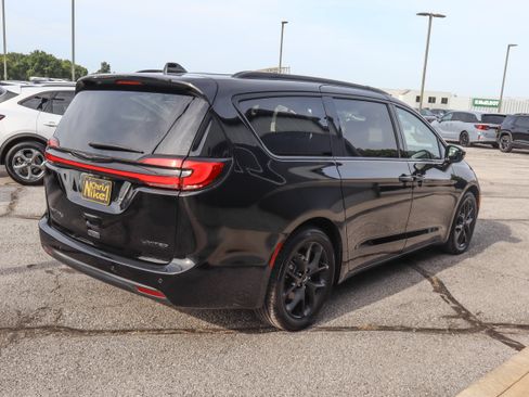 Used 2025 Chrysler Pacifica Limited FWD image 4