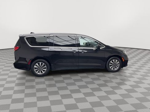 Used 2023 Chrysler Pacifica Touring-L image 8