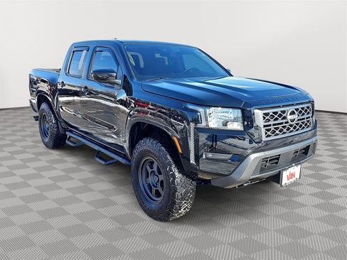 Used 2024 Nissan Frontier SV image 3