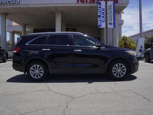 Used 2017 Kia Sorento FWD image 3