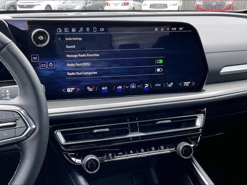 Used 2025 Chevrolet Traverse LT image 9