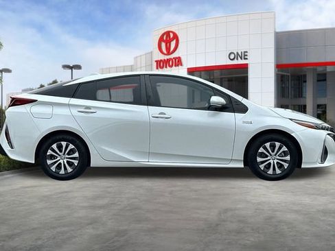 Used 2021 Toyota Prius Prime XLE image 3