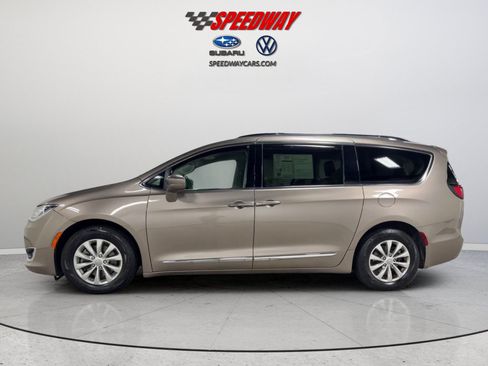 Used 2018 Chrysler Pacifica Touring-L FWD image 10