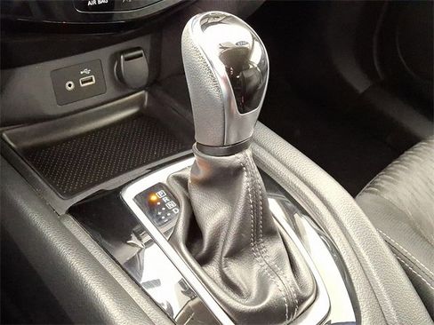 Used 2018 Nissan Rogue SV image 16