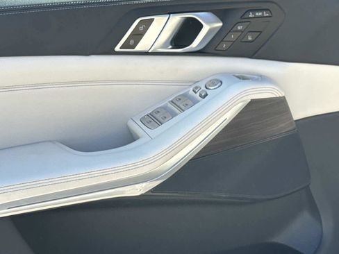 Used 2024 BMW X7 xDrive40i w/ Climate Comfort Package image 27