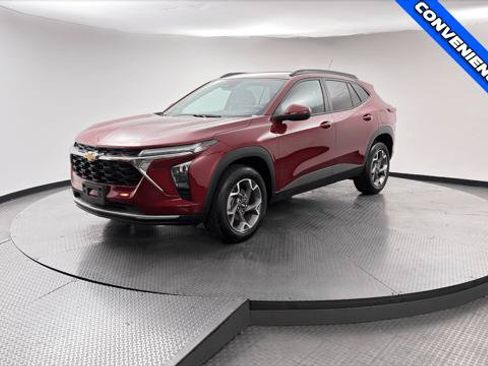 Used 2025 Chevrolet Trax LT w/ LT Convenience Package FWD image 2