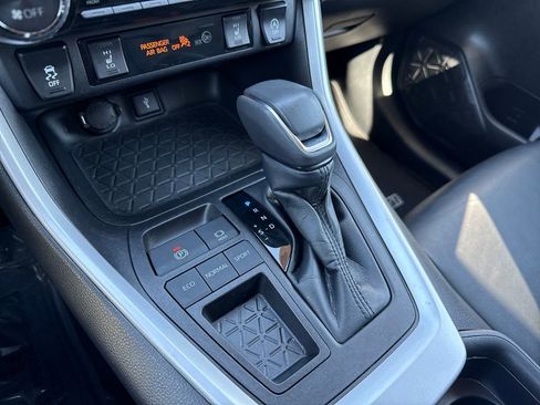 Used 2021 Toyota RAV4 XLE Premium image 23