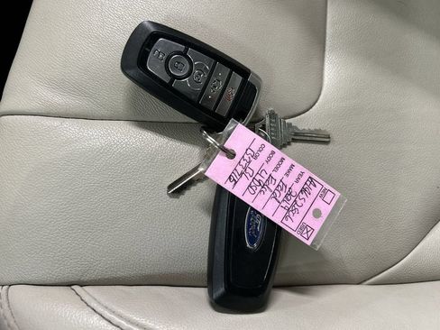 Used 2019 Ford Edge Titanium w/ Cold Weather Package AWD/4WD image 12