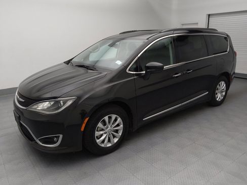 Used 2017 Chrysler Pacifica Touring-L FWD image 2