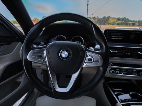Used 2018 BMW 750i image 23