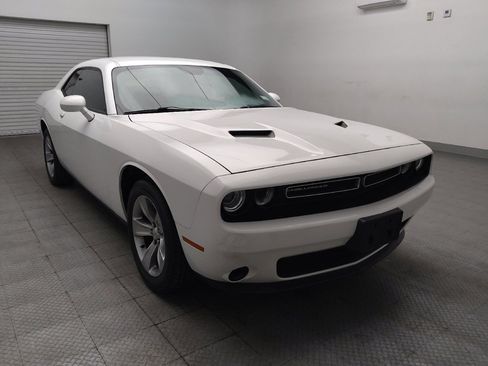 Used 2016 Dodge Challenger SXT RWD image 13