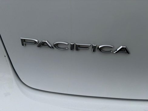 Used 2022 Chrysler Pacifica Touring-L FWD image 24