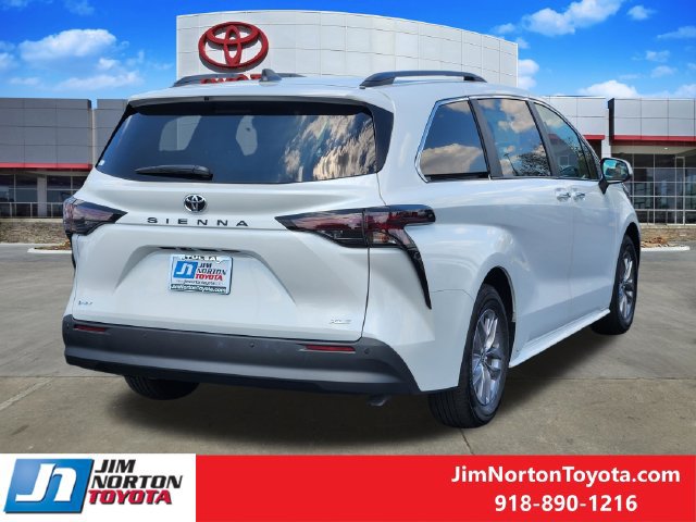 Used 2026 Toyota Sienna XLE FWD image 5