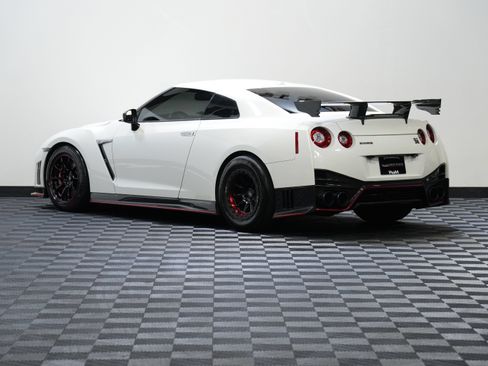 Used 2016 Nissan GT-R NISMO AWD/4WD image 8