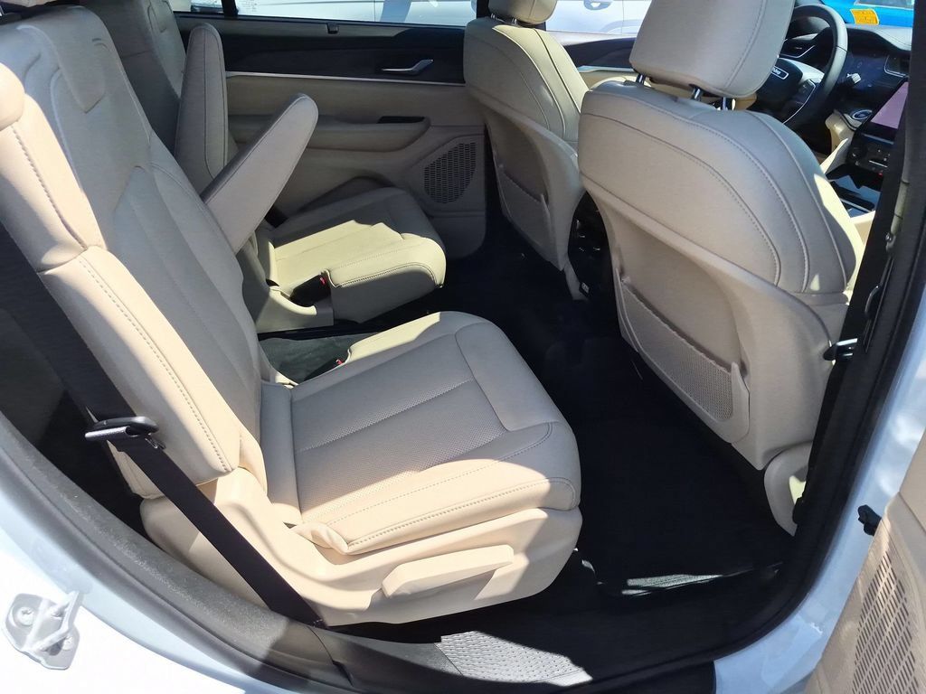 Certified 2025 Jeep Grand Cherokee L Limited w/ Luxury Tech Group II AWD/4WD image 31