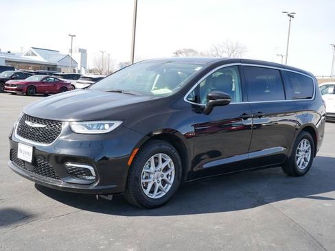 Used 2024 Chrysler Pacifica Touring-L image 2