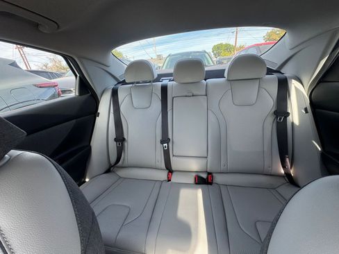 Used 2025 Hyundai Elantra Limited image 39