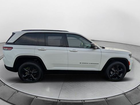 Used 2025 Jeep Grand Cherokee Altitude AWD/4WD image 2