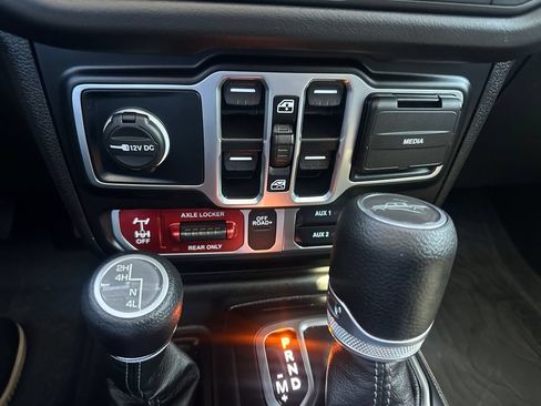 Used 2025 Jeep Gladiator Mojave w/ Convenience Group AWD/4WD image 28