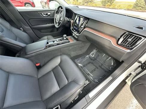 Used 2025 Volvo V60 B5 Cross Country Plus image 21