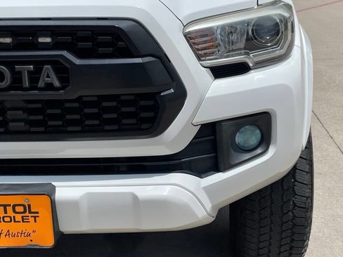 Used 2017 Toyota Tacoma TRD Sport w/ Tow Package RWD image 8