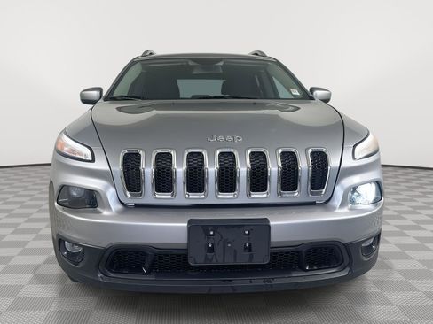Used 2017 Jeep Cherokee Latitude FWD image 2