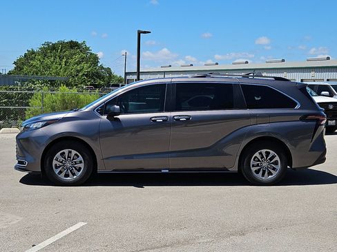 Used 2023 Toyota Sienna XLE FWD image 2