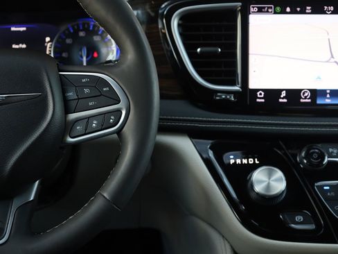 Used 2022 Chrysler Pacifica Limited FWD image 35