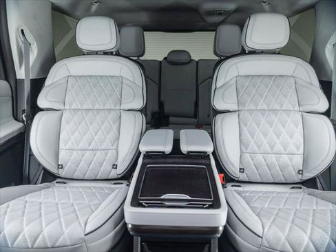 New 2026 Lincoln Navigator L Black Label AWD/4WD image 18