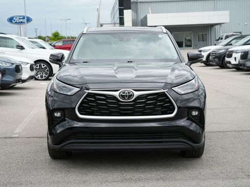 Used 2024 Toyota Highlander XLE FWD image 2