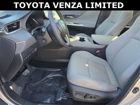 Used 2024 Toyota Venza Limited image 23