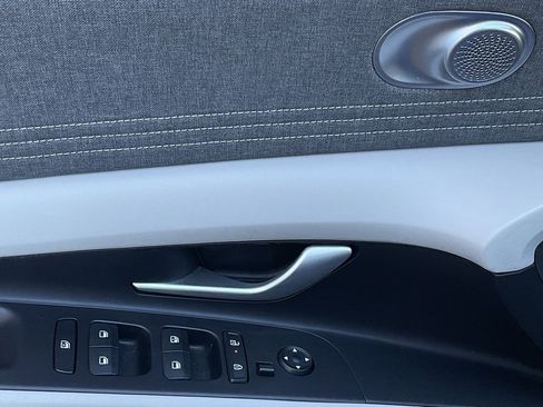 Used 2025 Hyundai Elantra Limited image 12