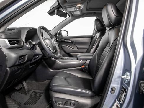 Used 2024 Toyota Highlander XLE FWD image 7