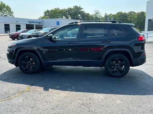 Used 2018 Jeep Cherokee Latitude w/ Altitude Package AWD/4WD image 10