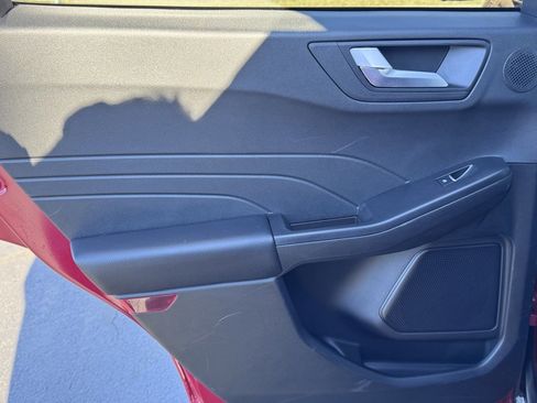 Used 2025 Ford Escape SE w/ PHEV Premium Package image 32