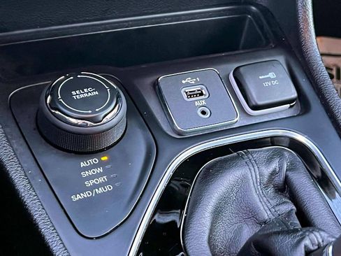 Used 2019 Jeep Cherokee Limited image 32