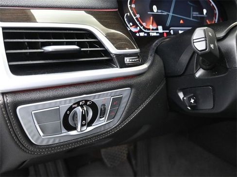 Used 2020 BMW 740i xDrive 740i xDrive w/ Cold Weather Package image 21