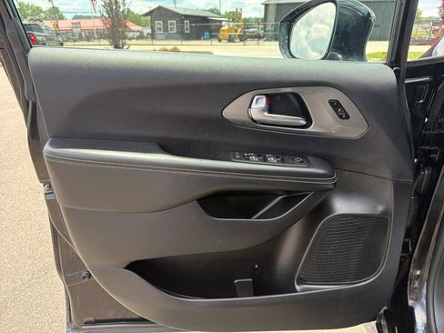 Used 2025 Chrysler Pacifica Select FWD image 8