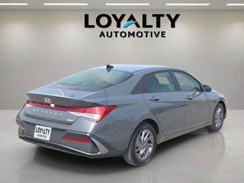 Used 2025 Hyundai Elantra Blue image 5