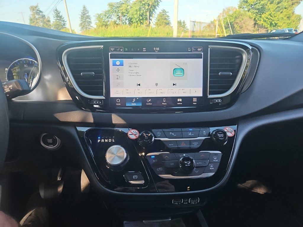 Used 2025 Chrysler Pacifica Select FWD image 9