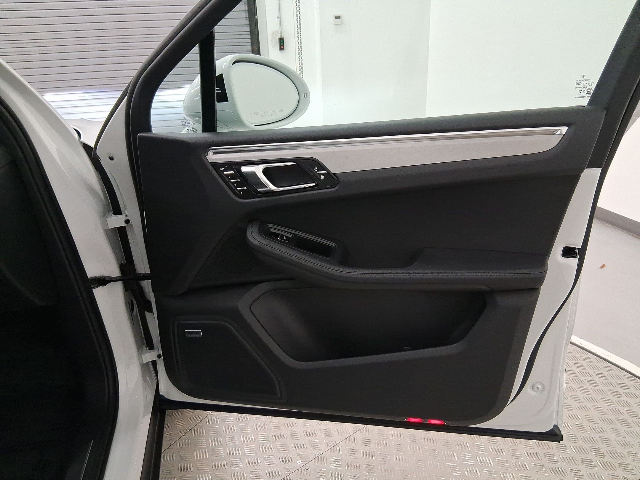 Used 2026 Porsche Macan AWD/4WD image 36