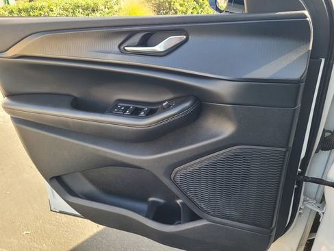 Used 2024 Jeep Grand Cherokee Altitude image 13