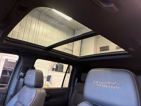 Used 2024 Chevrolet Suburban High Country AWD/4WD image 32