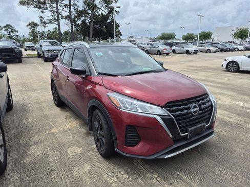 Used 2023 Nissan Kicks SV image 2